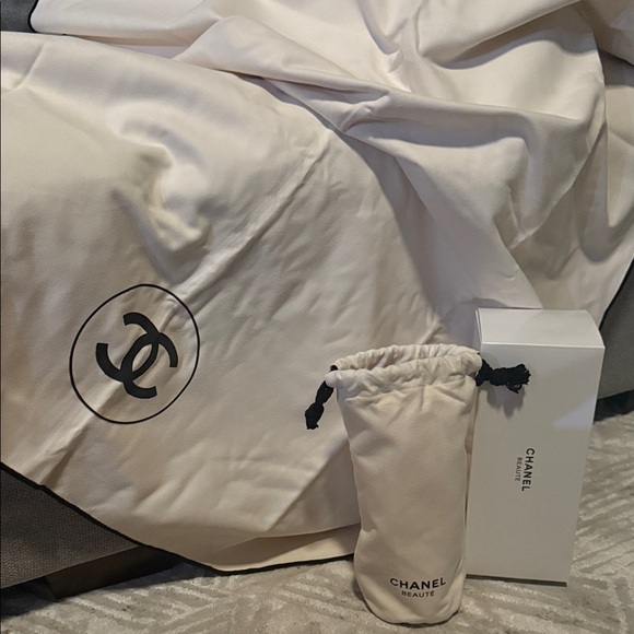 GWP - Chanel Cream Travel Blanket and Carrying Case - Picture 1 of 4